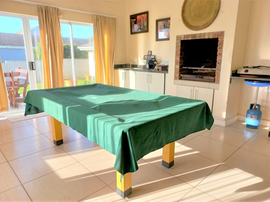 To Let 4 Bedroom Property for Rent in Kidds Beach Eastern Cape